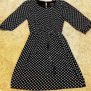 Cute black dress with polkadots. This dress is kneelength and flowy.